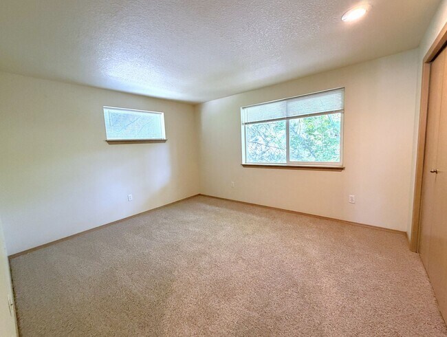 Building Photo - 4854-4866 SW 150th Pl