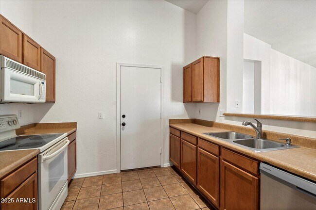 Building Photo - 15848 W Woodlands Ave