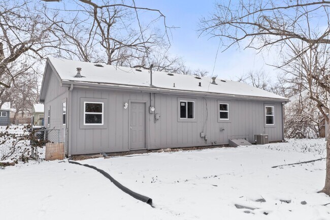 Building Photo - 2 Bedroom Home with Spacious Fenced In Yard!  1st Month's Rent is Free!*