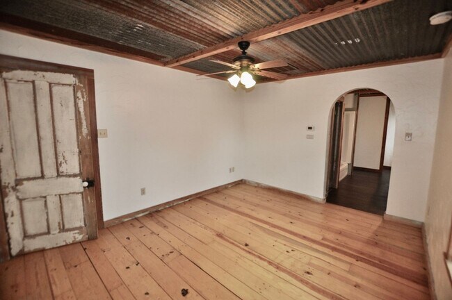 Building Photo - COMING SOON - FOR LEASE! Hard to Find Hors...