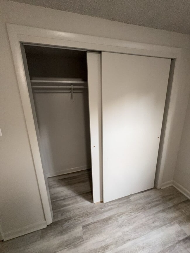 Building Photo - Updated 3 Bed 1 Bath Basement Apartment