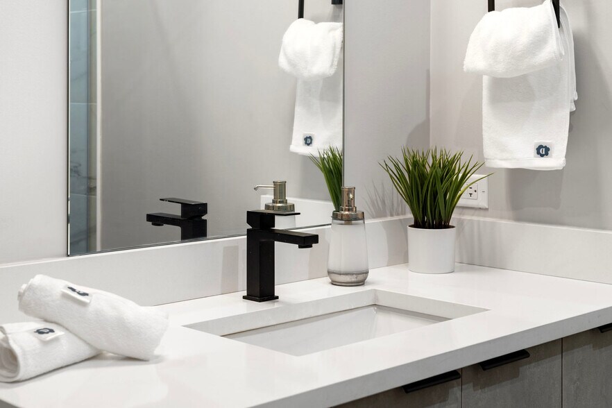 Building Photo - 318 W Grand Ave