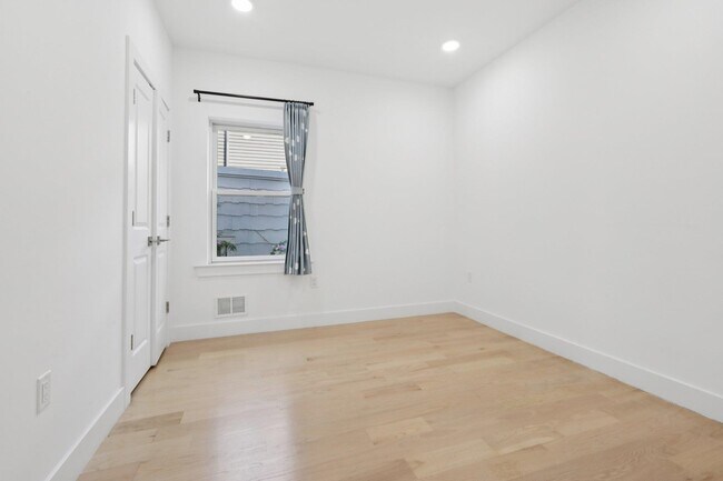 Building Photo - 131 Zabriskie St