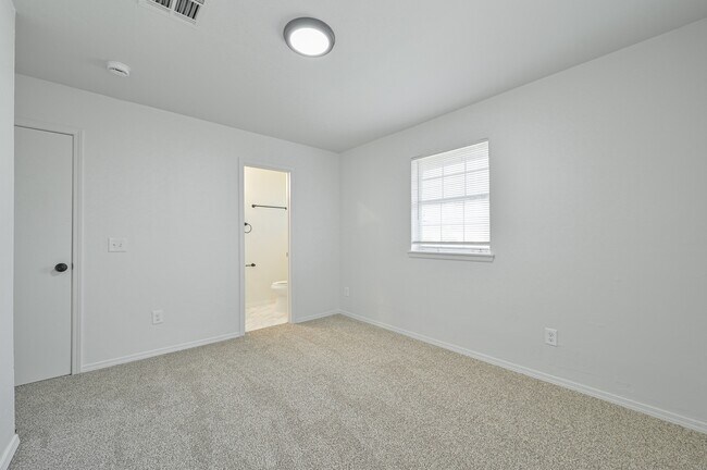 Building Photo - 4720 SE 50th St
