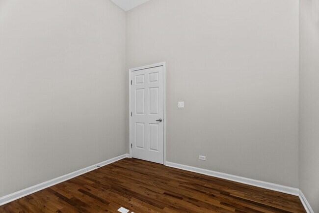 Building Photo - 1542 N Damen Ave