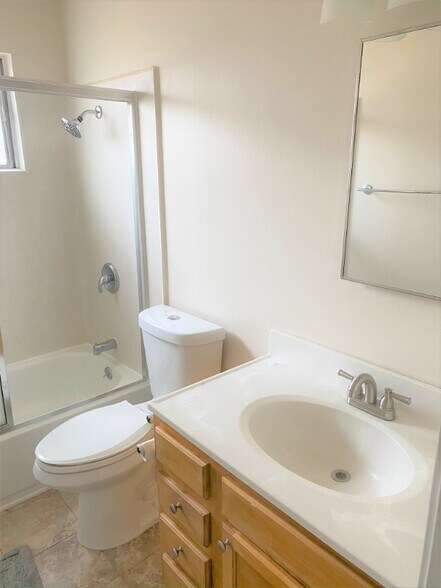 Building Photo - 973 Mission Dr