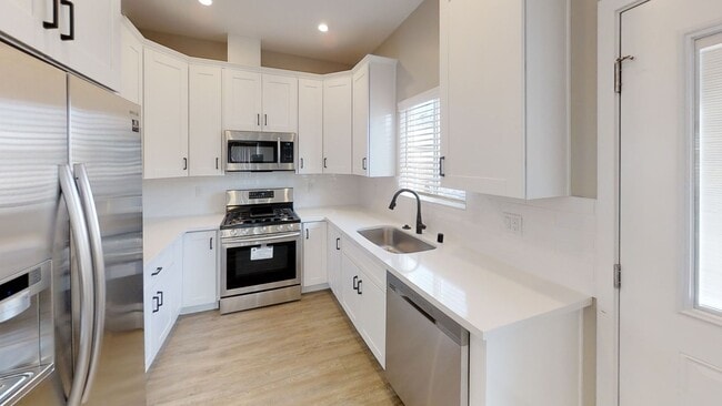 Building Photo - 4BD/2BA, Great Yard!