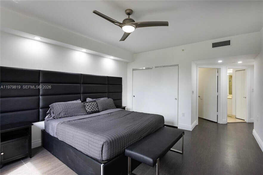 Building Photo - 19900 E Country Club Dr