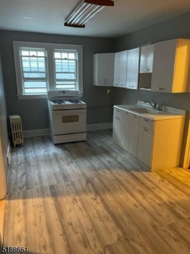 Building Photo - 570 N Maple Ave