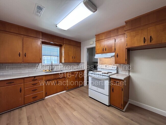 Building Photo - Cottage Style Home in the Heart of Roseville - Large Yard - Completely Renovated!