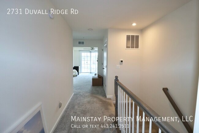 Building Photo - 2 Bedroom Plus DEN End Unit Townhome W Gar...