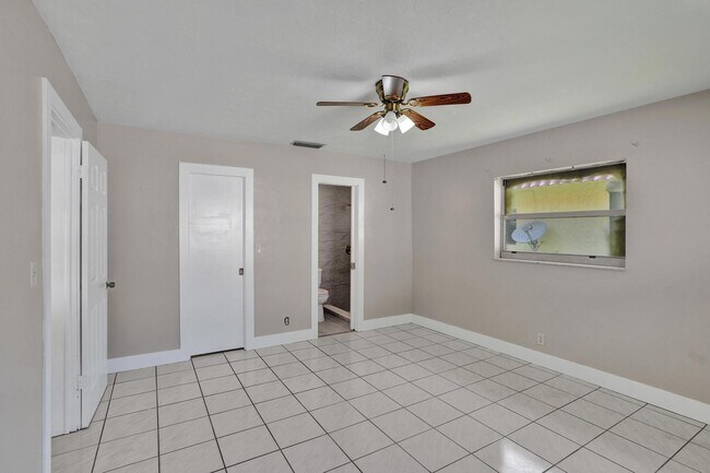 Building Photo - 7010-7012 NW 78th Ave