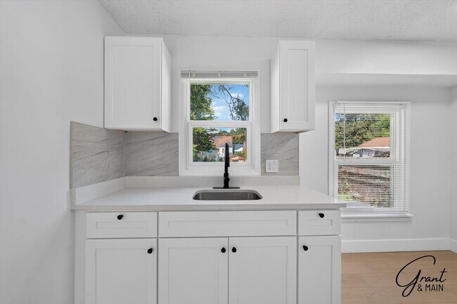 Building Photo - 3 Bedroom - 1 Bath - Warrendale - $1450