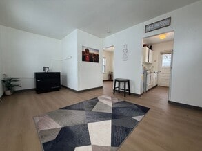 Building Photo - 1 bed, 1 bath for rent in quiet Waterloo neighborhood