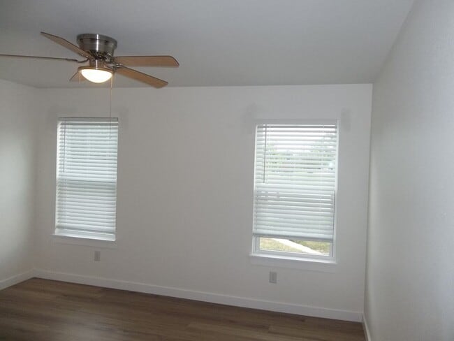 Building Photo - 240 Pin Oak Way N