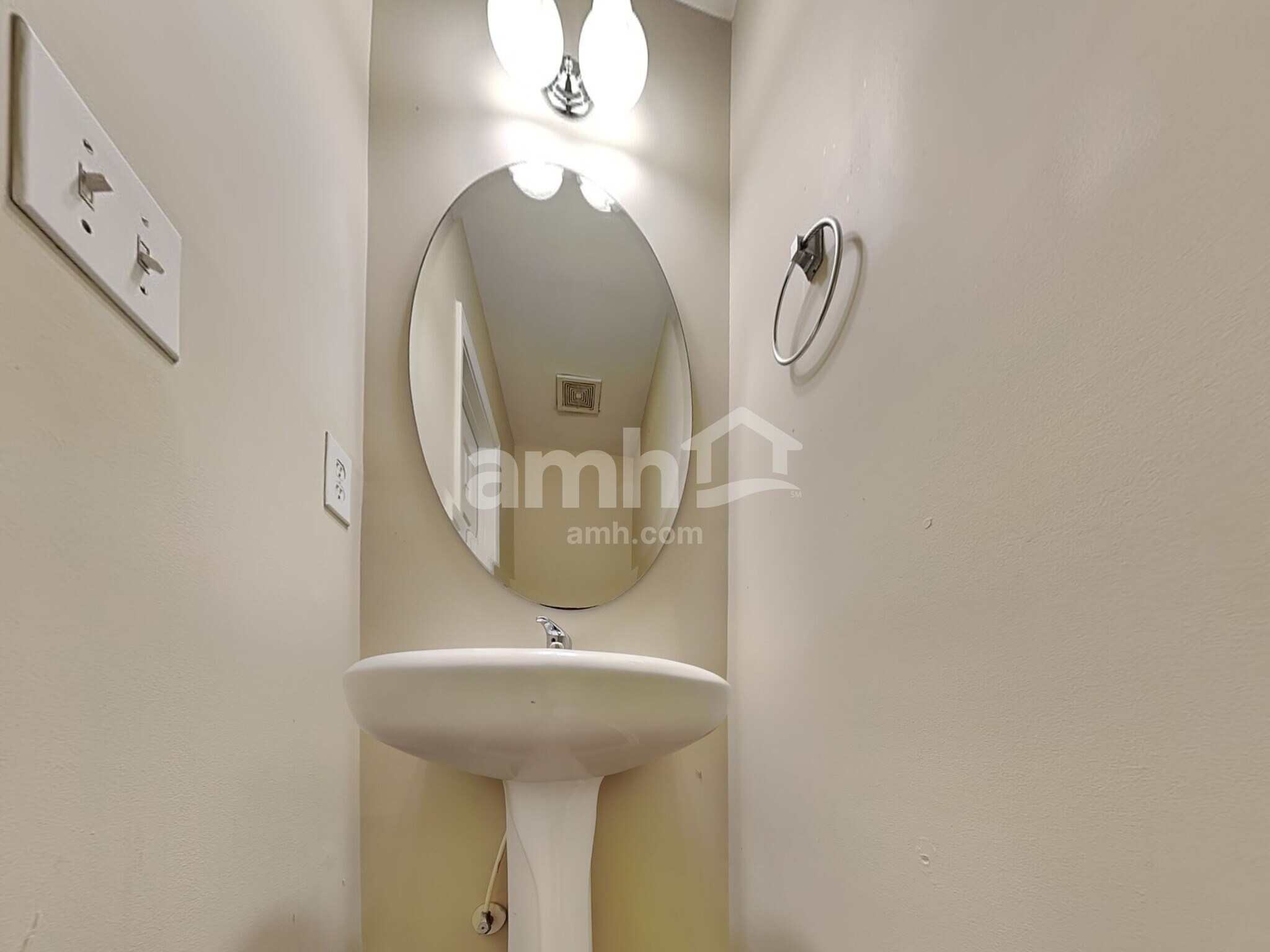 Building Photo - 216 Haywood Ln