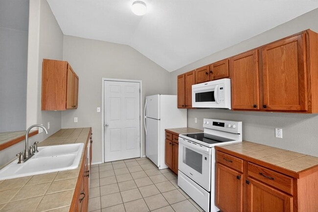 Building Photo - 113 Amber Ln