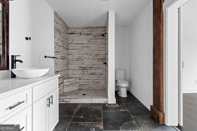 Building Photo - 610 Madola Rd