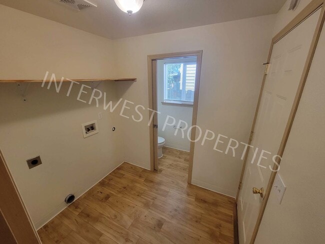 Building Photo - *1ST MONTH'S RENT FREE PROMO* 4 Bedroom Home Near Brentwood Park w/Garage, Fenced Yard & Gas Fire...