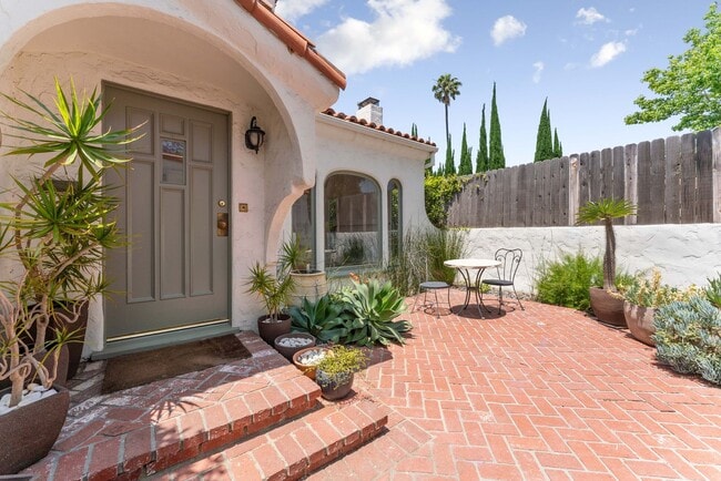 Building Photo - Incredible 4 bd 3 ba home