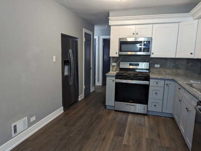 Building Photo - Spacious 3BR Unit in Quiet South Side Buil...
