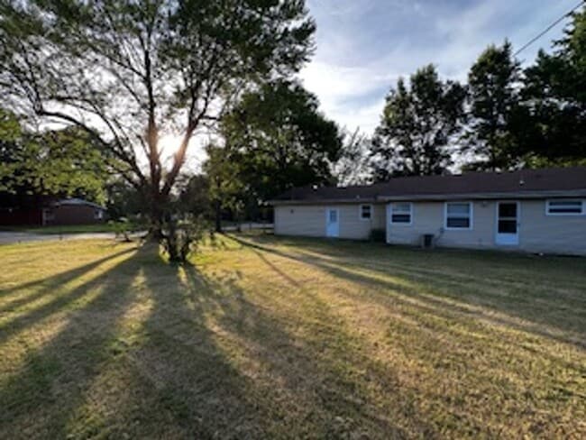 Building Photo - Newly Remodeled Home – Conveniently Located!