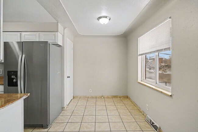 Building Photo - Front Unit - Duplex - 4bed 2bath - Finished Basement!