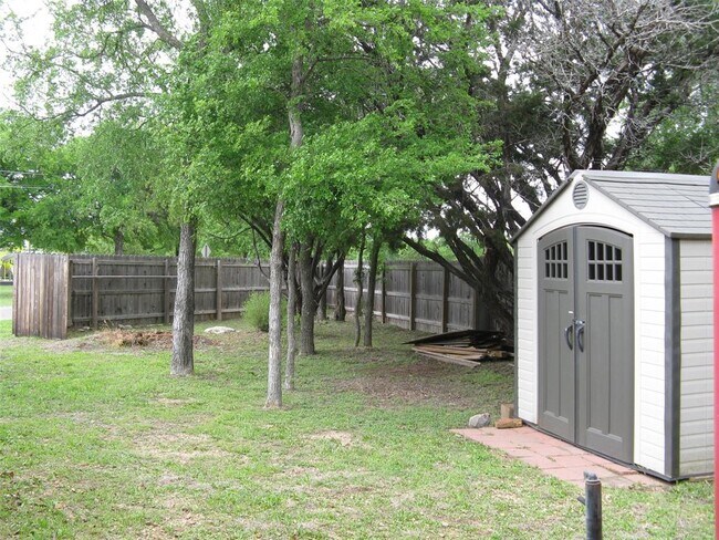 Building Photo - 806 Woodland Park Dr