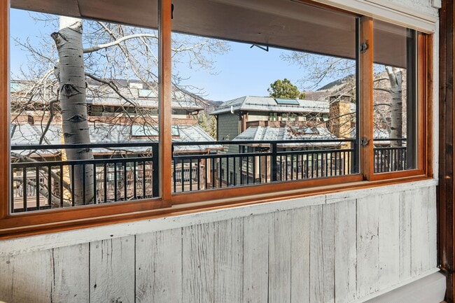 Building Photo - 700 S Monarch St