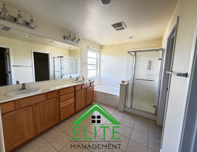 Building Photo - **Charming 4-Bed, 3-Bath Home in Prime Ros...