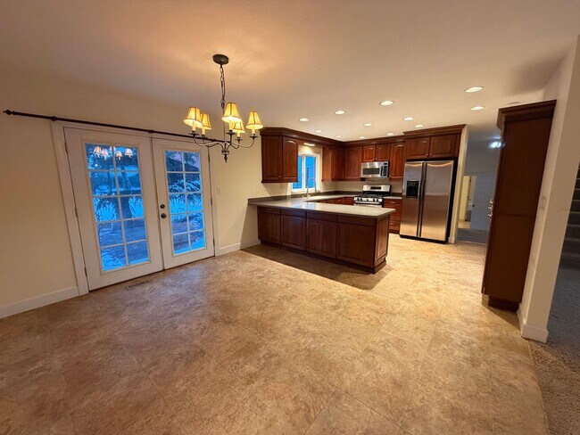 Building Photo - Large (5) bedroom home in a well established Anchorage neighborhood!