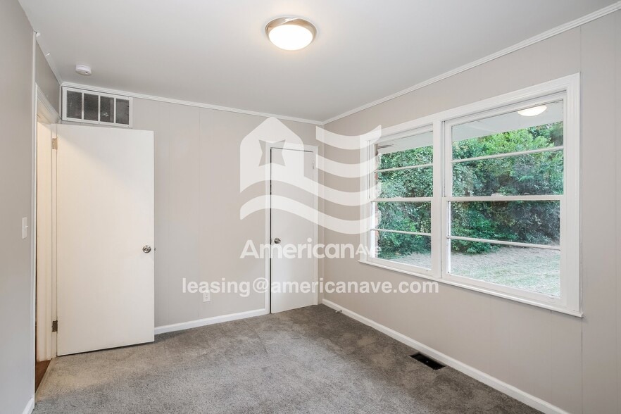 Building Photo - 2036 Wharton Dr