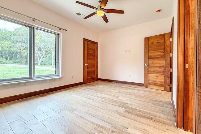 Building Photo - 4037 Bluff Ln