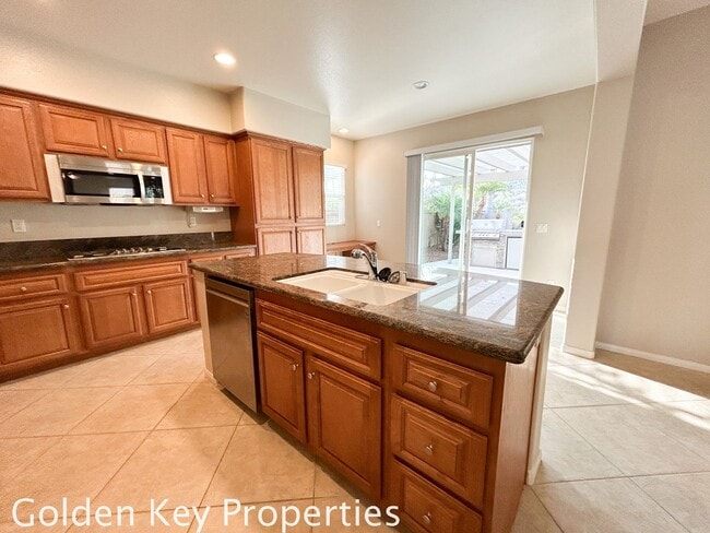Building Photo - Beautiful Executive home located in the Ra...