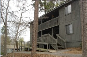 Building Photo - 2 BEDROOM/ 2 BATH APARTMENT
