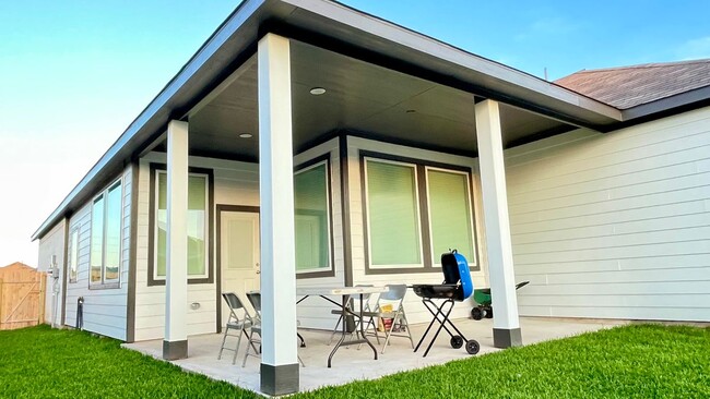 Building Photo - 4516 Bartagrass Dr