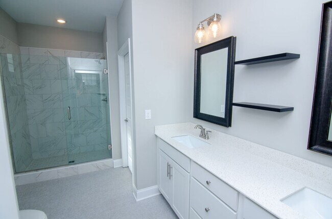 Building Photo - Stunning Condo with Garage space