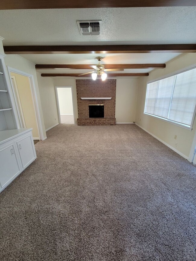 Building Photo - Bryan - 4 Bedroom - 2 bath - 2 story House with attached garage