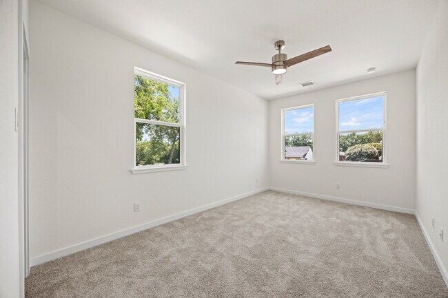 Building Photo - 220 E Park Dr
