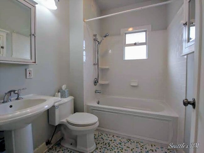 Building Photo - Spacious 2 Bedroom Home in the Pigeon Poin...