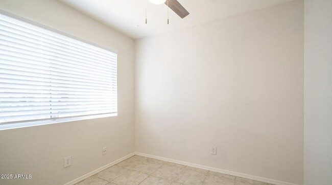 Building Photo - 1329 S Mitchell Dr