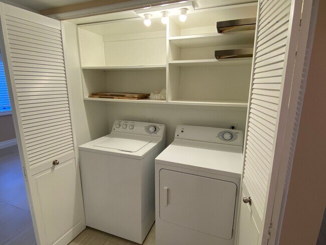 Building Photo - Villa Montevina 2 Bedroom Condo!