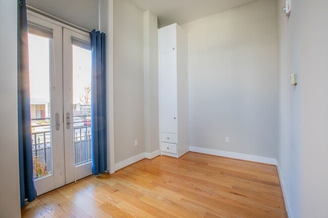 Building Photo - Cozy 1 BR/1 BA Condo in Capitol Hill!