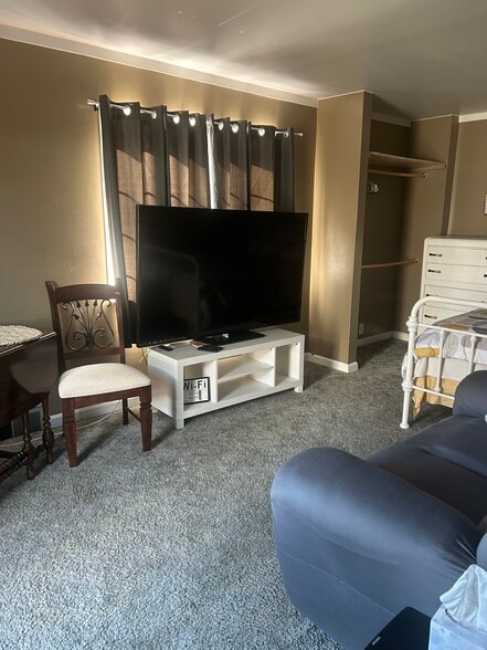 Building Photo - 815 Cedar St