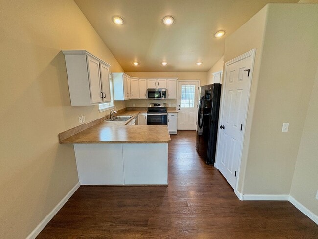 Building Photo - Beautiful 3 bedroom 2 bathroom home locate...