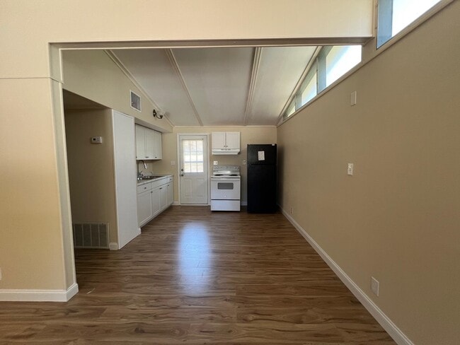 Primary Photo - 1557 Coombs Dr