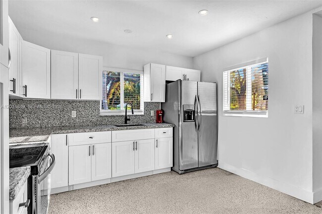 Building Photo - 1550 SW 23rd Ct