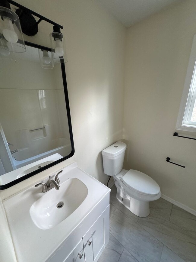 Building Photo - 3873 Fairmont Ave