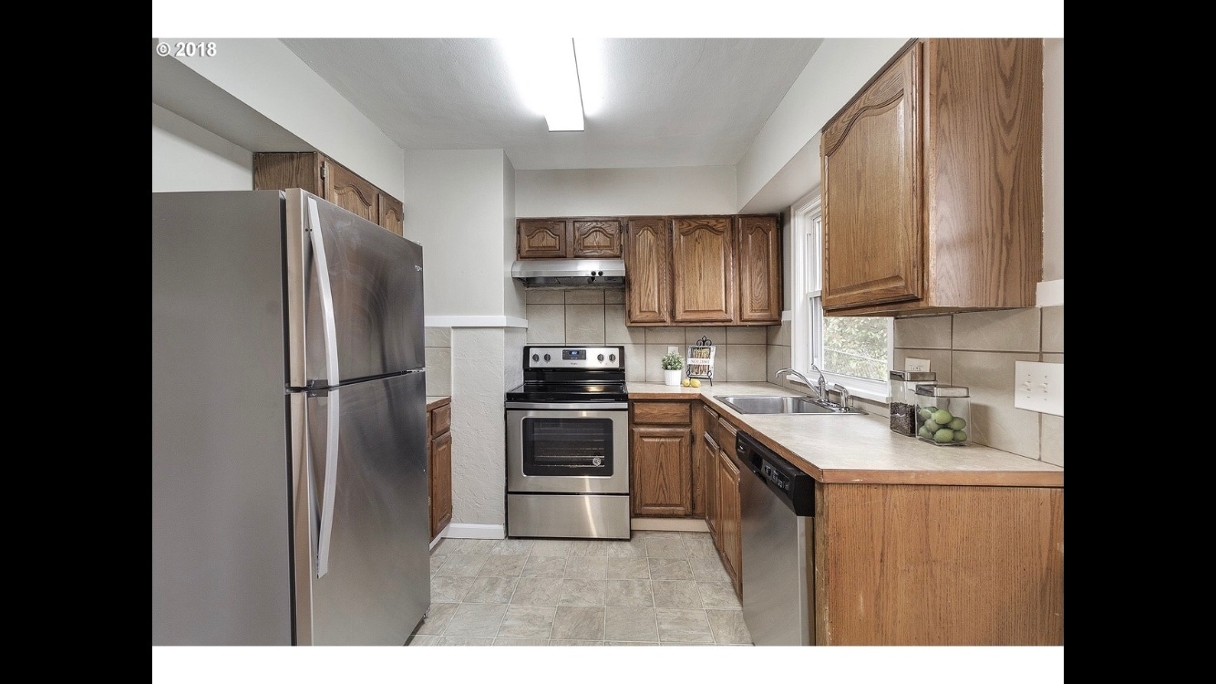 Stainless Steel Appliances - 1429 NE Mason St
