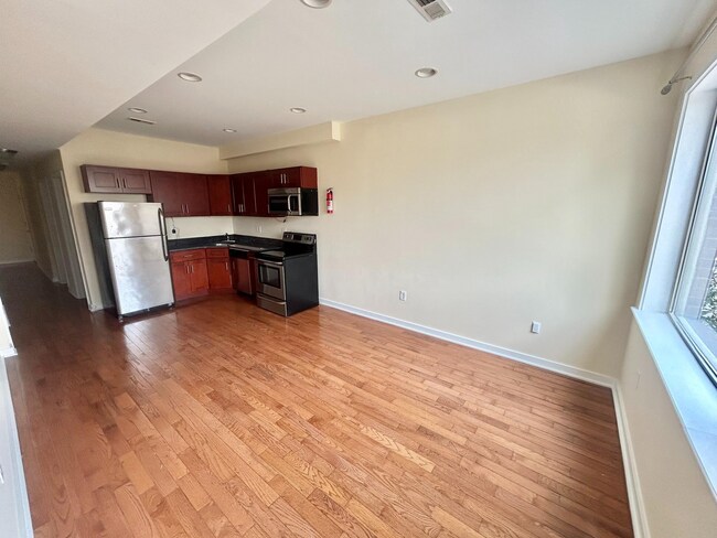 Building Photo - 332 N 41st St